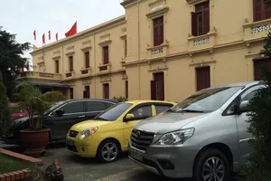 Quanh nhà hát trung tâm Hải Phòng giữ xe giá cao