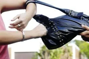 Cướp giật dây chuyền rồi vứt bỏ