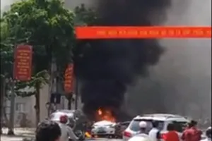 Taxi nổ như bom, 2 người tử vong