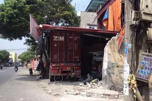 Container mất lái đâm xuyên 4 nhà dân
