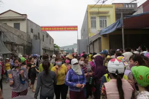 Công nhân ngừng việc, mang trứng thối đi đòi quyền lợi 