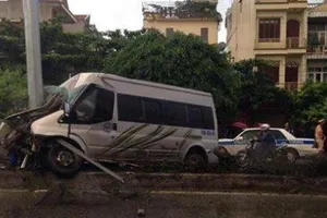 Xe khách đâm giải phân cách, 1 người chết, 7 bị thương nặng