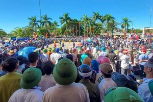 Hàng nghìn người dân đến cổ vũ các đội bóng tham gia Giải bóng chuyền nam, nữ huyện Lệ Thuỷ hàng năm. 