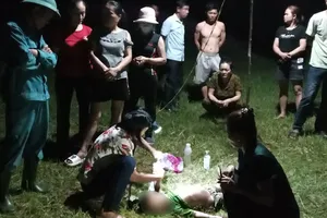 Người dân tiến hành cấp cứu cho cháu K nhưng cháu đã tử vong. (Ảnh: L.M)