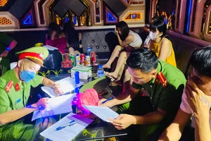 Lực lượng công an Quảng Bình tiến hành kiểm tra các phòng hát tại quán karaoke Thiên Đường II (Ảnh: CAQB)