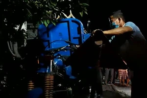 Ngồi trên vỉa hè, 3 bà cháu bị xe ba gác tông thương vong