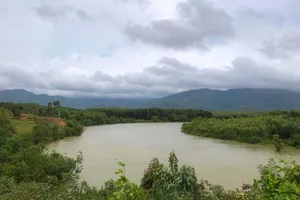 Thấy đèn pin sáng dưới sông, mọi người phát hiện nạn nhân tử vong