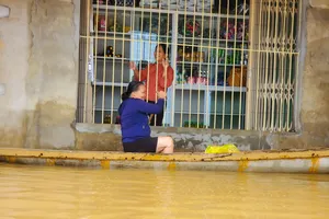 Hơn 600 nhà ngập lụt, người dân dùng thuyền đi trên Quốc lộ 9