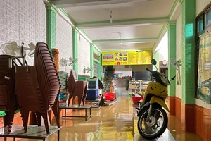 Nước lên nhanh, người dân Lệ Thuỷ "chạy lũ" trắng đêm