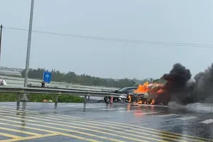 Xe ô tô 7 chỗ bốc cháy trơ khung sau va chạm giao thông