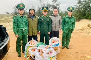 Hàng trăm hộp thuốc lá nước ngoài dạt vào bờ biển 