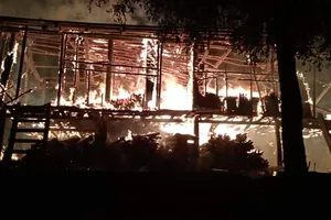 5 người thoát chết trong căn nhà cháy rụi lúc nửa đêm