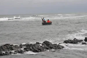 Cặp vợ chồng bị sóng biển cuốn trôi trong lúc hái rong mơ