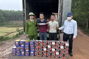 Vận chuyển hơn 1 tạ pháo hoa để lấy 2,1 triệu tiền công