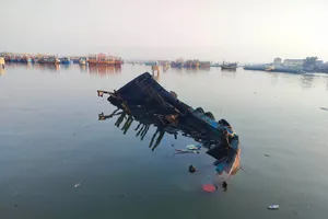 2 tàu cá của ngư dân Quảng Ngãi bốc cháy ở Quảng Bình