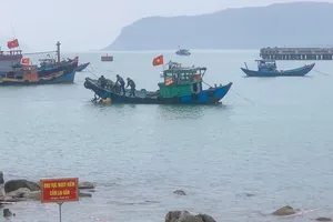 Phát hiện quả bom nặng hơn 2 tạ khi đang đánh cá trên biển