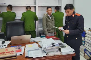 Khởi tố hai cán bộ phường chiếm đoạt tiền hỗ trợ lũ lụt của người dân