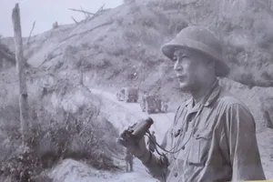 Tư lệnh Đồng Sỹ Nguyên thị sát trên đèo Phu La Nhích – Đường 20 Quyết Thắng ,tỉnh Quảng Bình năm 1972. Ảnh: Tư liệu