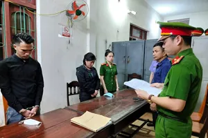 Văn thư trường trung học giả chữ ký giáo viên, làm học bạ giả