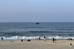 Nam sinh bị sóng biển cuốn trôi tử vong