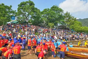 Ken chân dự lễ hội đua thuyền ở Phong Nha-Kẻ Bàng