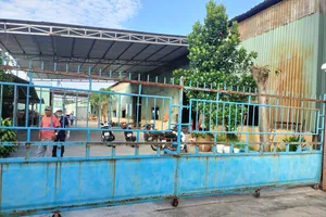 Người đàn ông treo cổ trong khuôn viên công ty