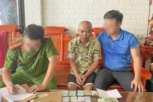 Bắt khẩn cấp người đàn ông chuyên bán vé máy bay giả qua mạng xã hội