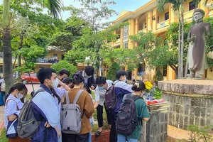 Nhiều thí sinh đến dâng hương trước tượng cụ Đào Duy Từ 