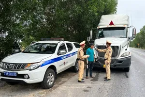 CSGT Quảng Bình tổng kiểm soát xe ô tô vận tải