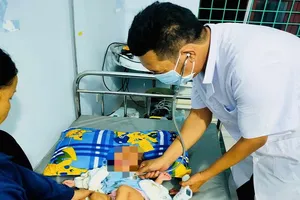 Quảng Bình: Bé gái sơ sinh bị bỏ rơi trước cổng nhà dân