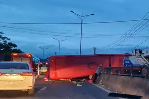 Xe khách lật, nằm vắt ngang trên dải phân cách