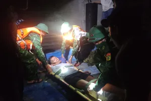 Bộ đội biên phòng đưa ngư dân 60 tuổi gãy chân trên biển vào bờ cấp cứu