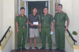 Công an Quảng Bình hỗ trợ người đàn ông bị nhà xe ‘bỏ’ giữa đường về quê