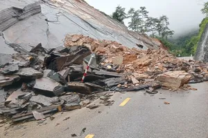 Quảng Bình: Mưa lớn khiến nhiều thôn bản bị chia cắt, đường sá sạt lở 