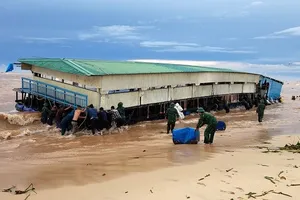 Nước lũ chảy xiết cuốn trôi nhà hàng nổi ở Quảng Bình ra biển