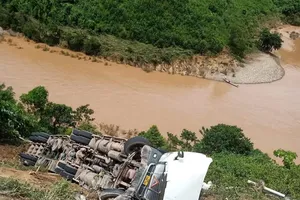 Xe container lao xuống vực, tài xế kịp thoát ra ngoài