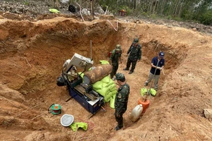 Xử lý quả bom nặng hơn 3 tạ được phát hiện trong rừng tràm