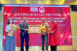 Bức tranh Đại tướng Võ Nguyên Giáp làm bằng vỏ trứng đạt kỷ lục Việt Nam