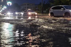 Quảng Bình: Hàng loạt phương tiện lội nước, chết máy do mưa lớn kéo dài