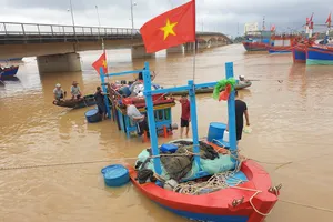 Mưa lớn ở Quảng Bình làm chìm tàu cá