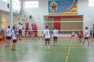 Ngành giáo dục 6 tỉnh miền Trung tranh tài đánh bóng chuyền