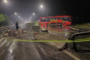 Xe giường nằm va dải phân cách xoay 180 độ, hàng chục hành khách hoảng loạn