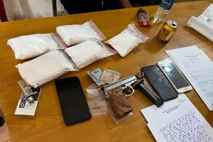 Nam thanh niên mang theo súng vận chuyển gần 2kg ma túy