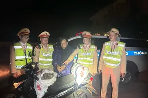 Đang vận chuyển 60 kg thuốc nổ đi tiêu thụ thì bị bắt