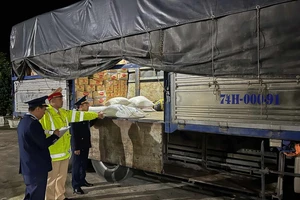 CSGT chặn 3 ô tô chở 7,5 tấn đường nhập lậu