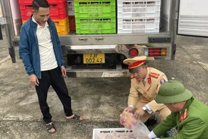 Phát hiện xe tải chở gần 4 tấn thịt gà đông lạnh không rõ nguồn gốc