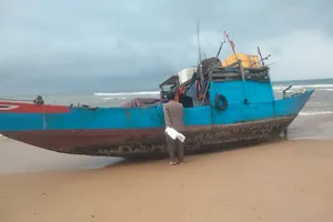 Tàu cá trôi dạt vào bờ biển Quảng Bình đã có người nhận