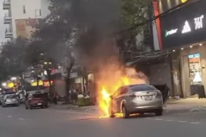 Xe ô tô bốc cháy dữ dội ở TP Đồng Hới