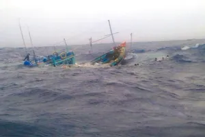 Tàu đánh cá và tàu thu mua hải sản bị chìm trên biển, 3 ngư dân mất tích