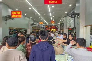Người dân Quảng Bình chen chân mua vàng trong ngày vía Thần Tài